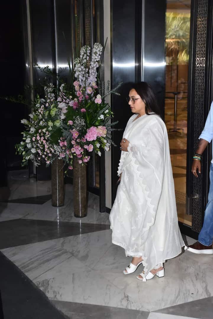 Actress Rani Mukherjee also reached the prayer meet to pay tribute to Zarine Khan. He wore a white color suit.
