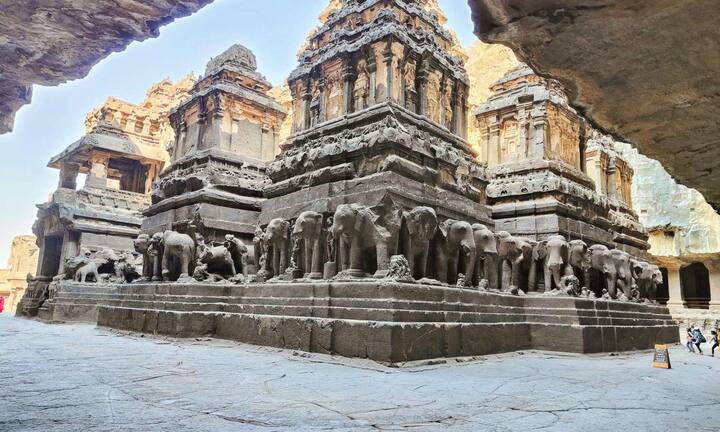 The Kailasa temple located in the caves of Ellora was built in the eighth century. It was built from top to bottom by carving a single rock. This temple dedicated to Lord Shiva is still known all over the world for its mystery and art.