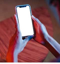 2050 ਤੱਕ ਸਮਾਰਟਫੋਨ ਦੀ ਲਤ ਦੇ ਸਰੀਰ 'ਤੇ ਖ਼ਤਰਨਾਕ ਪ੍ਰਭਾਵ: ਪੋਸਚਰ, ਅੱਖਾਂ, ਪੈਰ ਅਤੇ ਸਿਹਤ ਨੂੰ ਹੋਵੇਗਾ ਨੁਕਸਾਨ