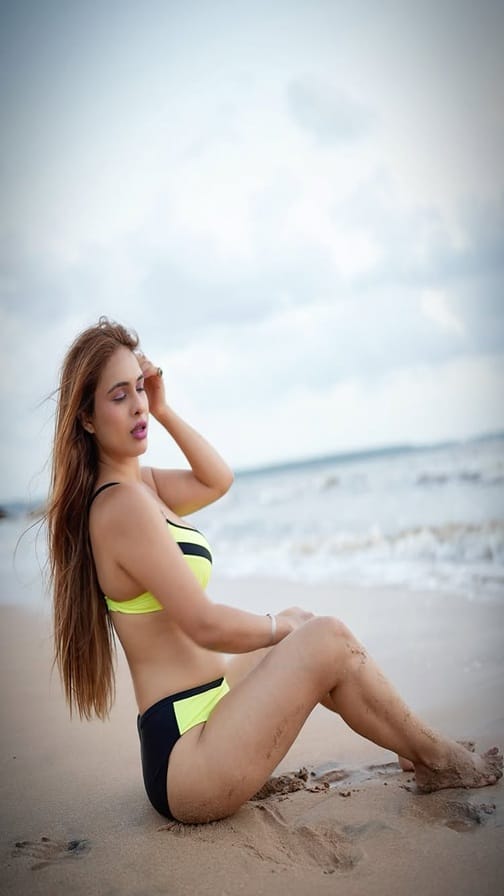 એક્ટ્રેસ નેહા મલિકે બિકિની લૂકમાં આપ્યા કાતિલ પોઝ