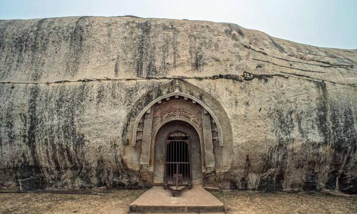 The Barabar caves, built during the reign of Emperor Ashoka in the third century, are counted among the oldest rock-cut structures of India. These caves are made of solid granite, whose walls still shine like glass.