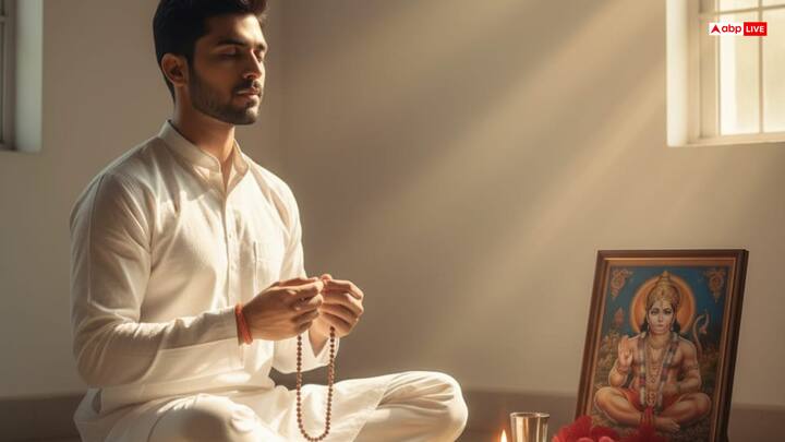 शास्त्रों में कहा गया है कि मंगलवार का व्रत रखने से मंगल ग्रह के दोष दूर होते हैं और जीवन में सफलता मिलती है. व्रत रखने वाले व्यक्ति को दिन में एक बार ही फलाहार या हल्का भोजन करना चाहिए. व्रत के दौरान हनुमान जी का नाम जपते रहें, इससे घर में सुख-शांति बनी रहती है.