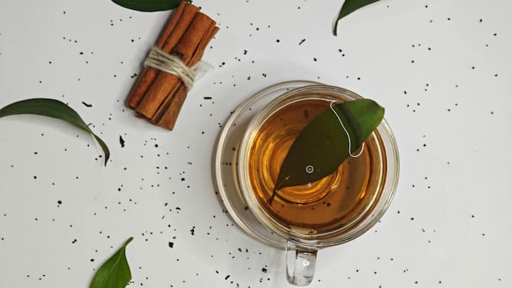 Cinnamon Green Tea – A Spicy Immunity Booster: A soothing blend of green tea leaves and cinnamon sticks, this Tea is rich in antioxidants and anti-inflammatory properties. It helps regulate blood sugar levels, enhances digestion, and provides a gentle detox. The spicy aroma and natural sweetness make it a winter favorite. (Image Source: Canva)