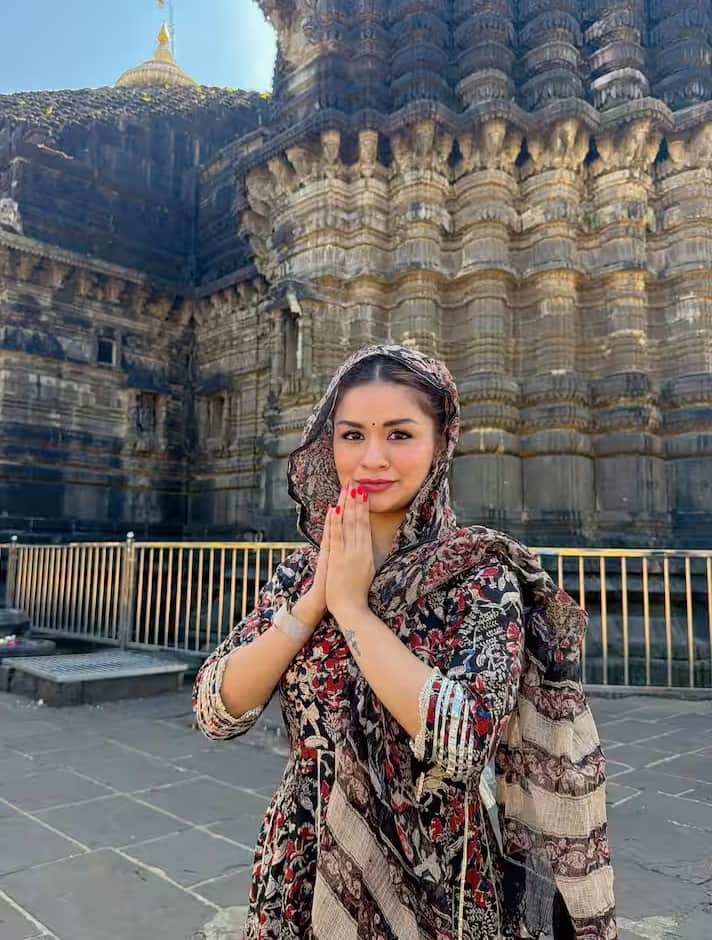 मैचिंग ईयररिंग्स, माथे पर लाल बिंदी और सिर पर दुपट्टा लिए अभिनेत्री बेहद खूबसूरत लग रही थीं। तस्वीरों में अवनीत कौर त्र्यंबकेश्वर ज्योतिर्लिंग मंदिर के सामने हाथ जोड़े पोज देती नजर आईं।