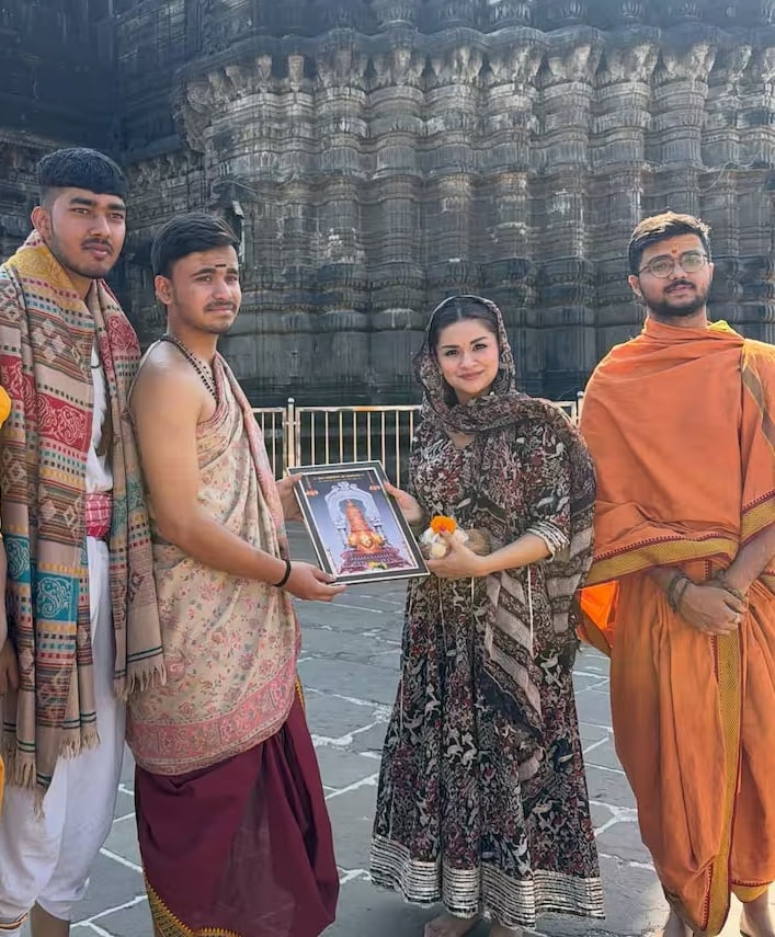 एक अन्य फोटो में अवनीत त्र्यंबकेश्वर ज्योतिर्लिंग का फोटो फ्रेम लेती नजर आईं।