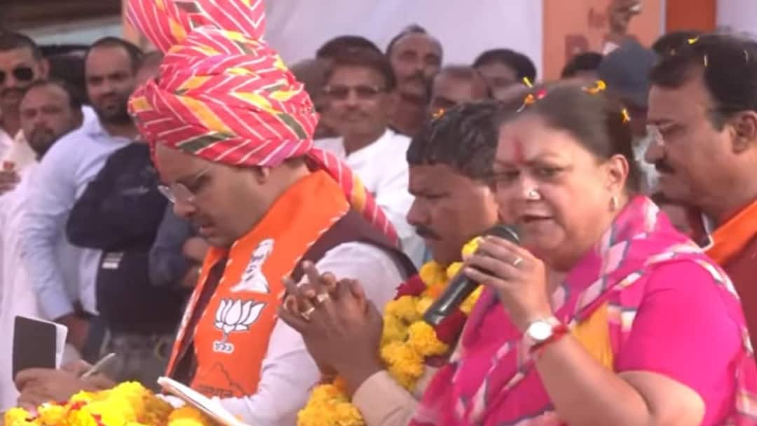 Anta by election Vasundhara Raje pointed out problem BJP roadshow CM Bhajan Lal Sharma noted Congress targeted Rajasthan ann Watch: अंता की समस्याएं गिनवाती रहीं वसुंधरा, डायरी में लिखते रहे CM भजनलाल, कांग्रेस ने ली चुटकी