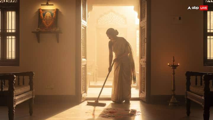 જોકે, ગુરુવાર અને એકાદશી જેવા ચોક્કસ દિવસોએ પોતું કરવાનું ટાળવું જોઈએ, કારણ કે તેનાથી ઘરમાં ખામીઓ અને અણધાર્યા અવરોધો આવી શકે છે. બ્રહ્મ મુહૂર્તમાં (સૂર્યોદય પહેલા) સફાઈ કરવી સૌથી વધુ શુભ માનવામાં આવે છે.