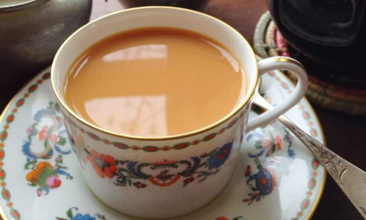 इसके अलावा कई बार ज्यादा चाय भी कैलोरी बढ़ा देती है. ऐसे में बड़े कप की जगह छोटे कप में चाय पीने की कोशिश करें और धीरे-धीरे चाय का स्वाद लें. साथ ही चाय से अपने शरीर को ओवरलोड न करें.