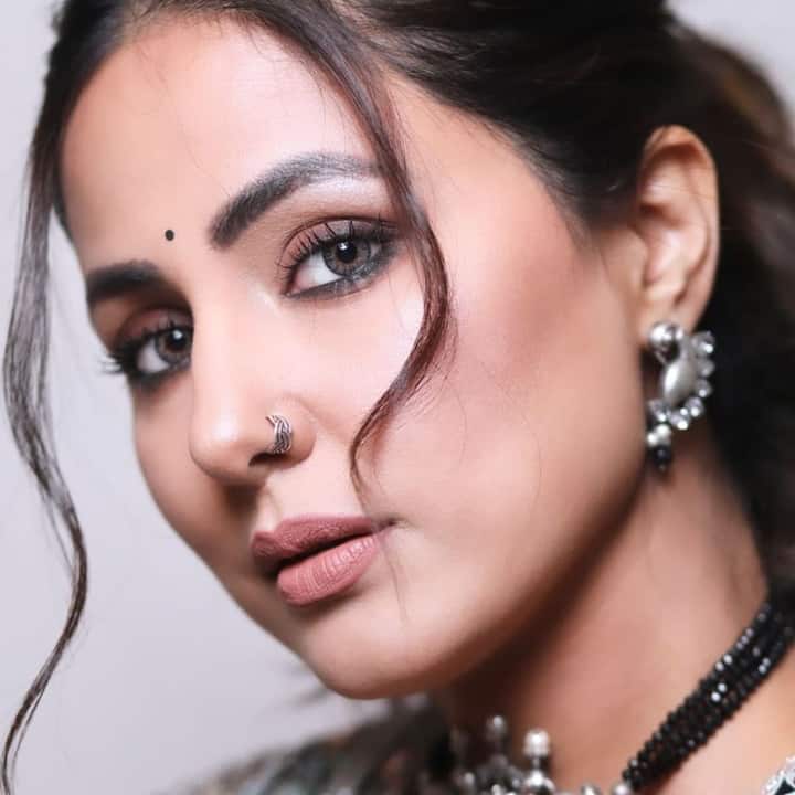 If you like to look different then you can try Hina Khan's Komolika look nose ring.