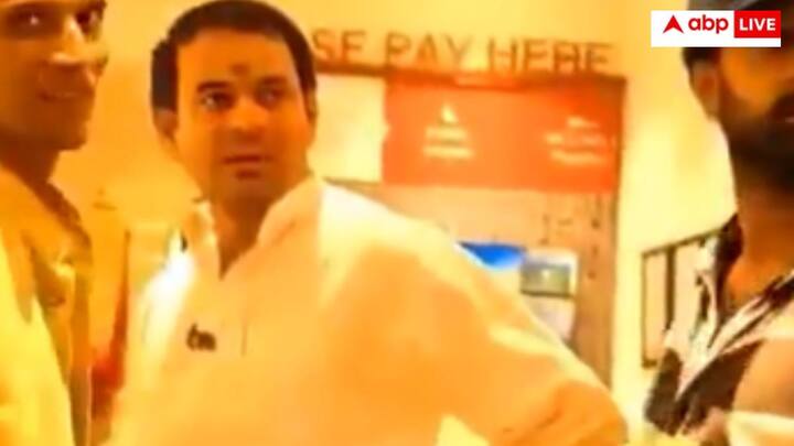 तस्वीर पटना एयरपोर्ट की है जहां तेजप्रताप यादव एक इंटरव्यू के दौरान अपने छोटे भाई तेजस्वी से आमने सामने हुए थे, जहां तेजस्वी और तेजप्रताप का केवल आई कॉन्टेक्ट हुआ लेकिन कोई बात नहीं हो पाई.