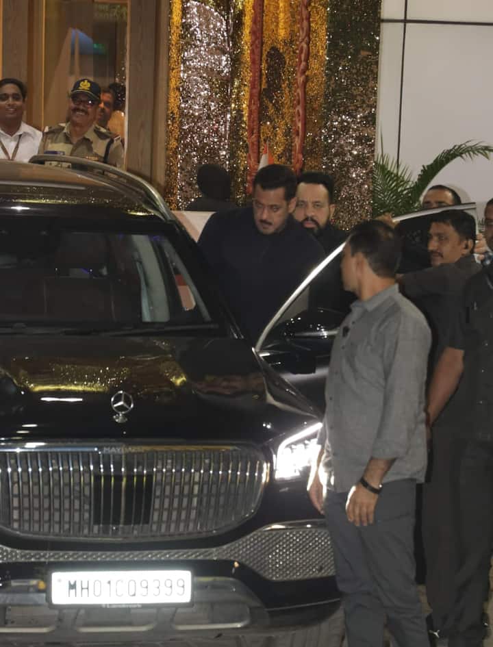 वहीं एयरपोर्ट पर सलमान खान के नए लुक ने हर किसी का ध्यान खींचा. एक्टर ने मूंछे रखी हुई थी. उनका ये लुक उनकी अपकमिंग फिल्म बैटल ऑफ गलवान के लिए बताया जा रहा है.