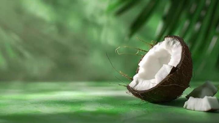 रोज़ाना कच्चा नारियल खाने से ब्लड शुगर लेवल नियंत्रित रहता है। कच्चा नारियल फाइबर, अमीनो एसिड और अच्छे फैट से भरपूर होता है, जो डायबिटीज़ को नियंत्रित करने में मदद करता है।