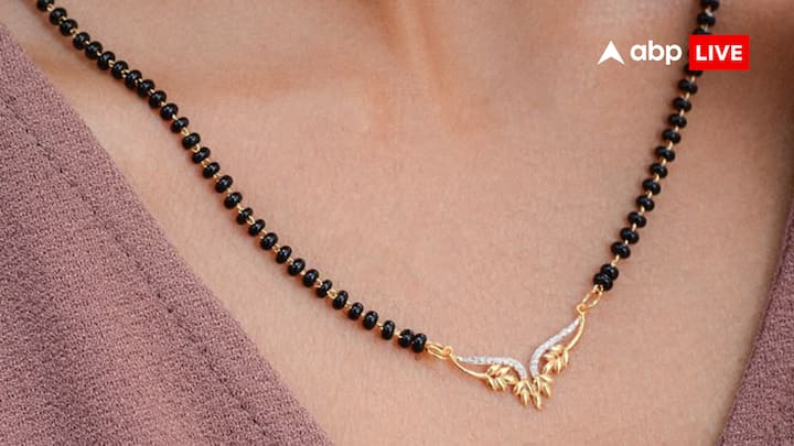 Losing Mangalsutra in a dream is considered an inauspicious sign. Losing the wedding material indicates lack of love in the behavior of husband and wife. When such a situation arises, both husband and wife should exercise patience in their relationship.