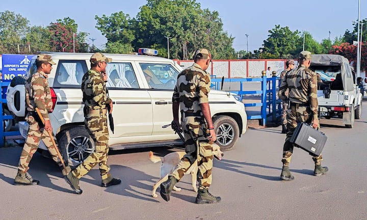 On 22 December 2000, the Red Fort of Delhi was attacked by Lashkar-e-Taiba terrorists. Three army soldiers were martyred in this. Before yesterday's attack, this was the first major suicide attack in Delhi.