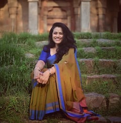 Girija Oak: निळी साडी, मोकळे केस, साजरं रुप; मराठमोळ्या अभिनेत्रीचं सौंदर्य पाहून नेटीझन्सचा ग्रोकवर प्रश्नांचा भडीमार