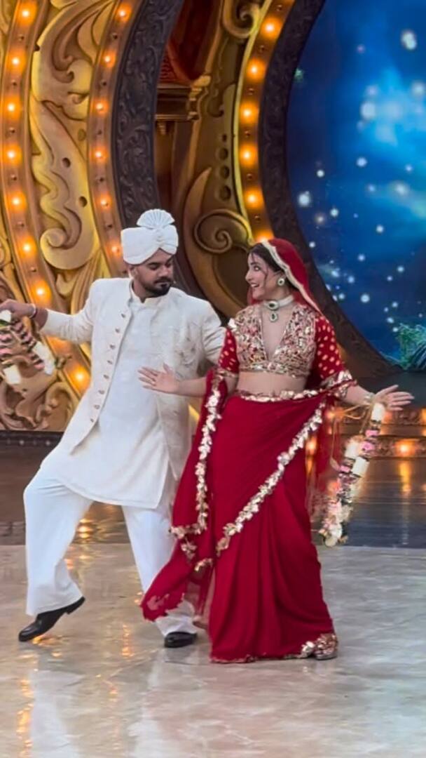 रेड साड़ी में हिना बेहद ही खूबसूरत दिखीं. वहीं क्रीम कलर की शेरवानी में रॉकी ने अपने चार्म से फैन्स का दिल जीता.