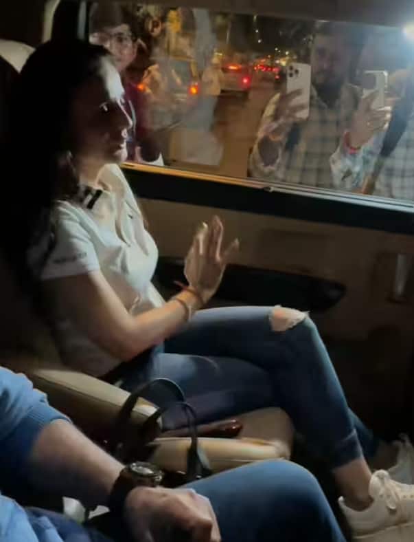 Gadar actress Ameesha Patel also reached the hospital to see the veteran actor. During this time, Ameesha Patel's eyes looked moist.
