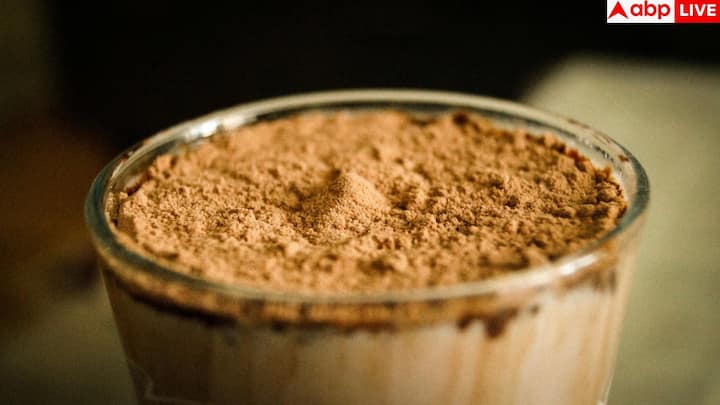 अगर आप दूध से बने उत्पाद नहीं लेते तो प्लांट-बेस्ड प्रोटीन जैसे मटर, चावल या हेंप बेहतर विकल्प हैं. वहीं, व्हे प्रोटीन तेजी से डाइजेस्ट होता है लेकिन लैक्टोज लोगों के लिए उपयुक्त नहीं. हर सर्विंग में 20 से 25 ग्राम प्रोटीन पर्याप्त माना जाता है.