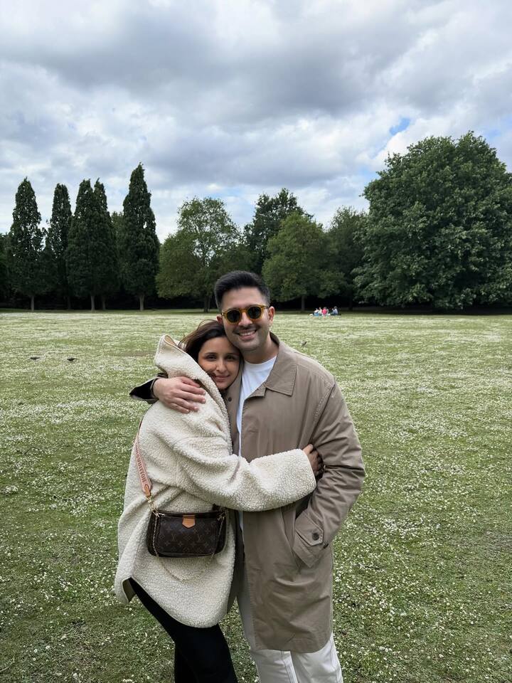 इन फोटोज के साथ परिणीति ने कैप्शन में लिखा- 'जब मुझे लगा कि तुम इससे ज्यादा परफेक्ट नहीं हो सकते, तब तुम दुनिया के सबसे अच्छे पिता बन गए. मैं तुम्हें हमारी जिंदगी के हर पल देखती हूं - एक परफेक्ट बेटे, परफेक्ट पति और परफेक्ट पिता के रूप में.'