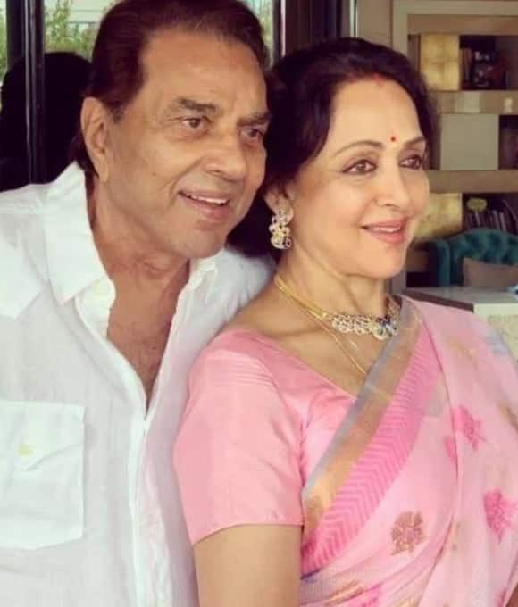 हेमा मालिनी से 'हेलो डीडी' इवेंट के दौरान एक फैन अविनाश कदम ने टेलिफोन पर सवाल पूछा था कि उन्हें सनी देओल-बॉबी देओल क्या कहकर बुलाते हैं.