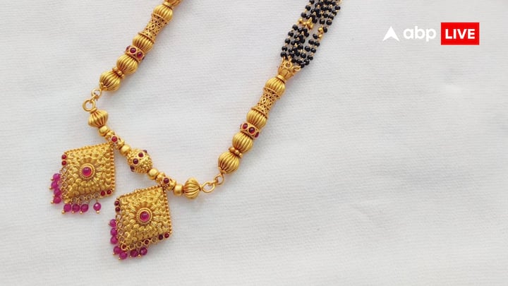 Selling Mangalsutra in a dream means that you need to be careful. According to dream science, having such a dream is considered inauspicious. This means that your husband may cheat on you.