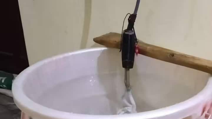 4. સૂકા હાથ અને ઊંચા સોકેટની જરૂરિયાત - સળિયાનો ઉપયોગ કરતી વખતે, હંમેશા સૂકા હાથથી જ તેને પ્લગ અને અનપ્લગ કરો. ભીના હાથથી વિદ્યુત ઉપકરણોને સ્પર્શ કરવો અત્યંત જોખમી છે અને ઇલેક્ટ્રિક શોક આપી શકે છે. ઉપરાંત, સળિયાને જોડવા માટેનું સોકેટ દિવાલ પર ઊંચો હોવો જોઈએ, જેથી પાણીના છાંટા તેના પર ન પડે. જો સોકેટ નીચો હોય અને પાણીના સંપર્કમાં આવે, તો બાથરૂમમાં વીજળીનું જોખમ વધી જાય છે.