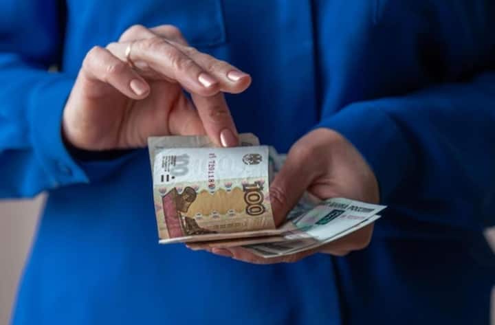 रेस्टोरेंट में एक सामान्य भोजन 5 से 6 लाख रियाल तक का पड़ सकता है. जबकि विदेशी वस्तुएं और ब्रांडेड सामान बेहद महंगे हैं. इसलिए वहां जाकर आप करोड़पति तो बन सकते हैं, लेकिन खर्च भी करोड़ों में ही होगा.