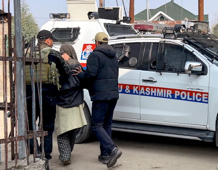 18 सितंबर 2016 को जम्मू कश्मीर के उरी सेक्टर में आतंकियों ने सेना के कैंप पर हमला किया. जिसमें 19 सैनिक शहीद हुए और चार आतंकियों को सुरक्षाबलों ने मार गिराया था. इस हमले के बाद भारत ने सर्जिकल स्ट्राइक कर आतंकियों को जवाब दिया था. यह भी एक फिदायीन हमला था.