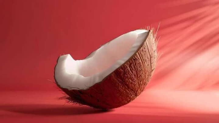 पूजा-पाठ से लेकर खाने तक, हर चीज़ में नारियल का इस्तेमाल होता है। नारियल में पोषक तत्व होते हैं। आयुर्वेद में इसे बेहद फ़ायदेमंद माना गया है।