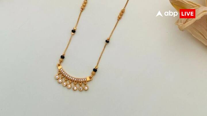 Taking off Mangalsutra in a dream is considered an inauspicious sign. Having such a dream means that some kind of calamity may befall your husband or he may face a lot of stress. If such dreams come, remember Lord Shiva and pray for the long life of your husband.