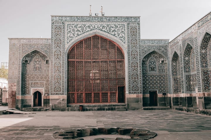 ये देश है ईरान (Iran) जहां की मुद्रा रियाल (Iranian Rial) भारतीय रुपये के मुकाबले बहुत कमजोर है. यही वजह है कि जब कोई भारतीय वहां रुपये बदलवाता है, तो उसके हाथ में करोड़ों की गड्डियां आ जाती हैं.