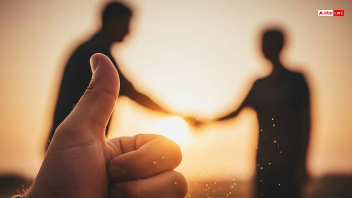 मान्यता है कि जिनका अंगूठा नीचे की ओर झुका हुआ हो. वे उदार, साहसी और मददगार स्वभाव के होते हैं. ऐसे लोग न्यायप्रिय होते हैं और समाज में दूसरों की भलाई के लिए हमेशा तैयार रहते हैं.