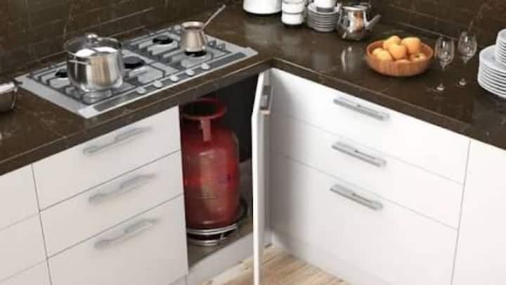 एक आसान तरीका है कि सिलेंडर को रसोई या किसी बंद जगह में रखें जहां ठंडी हवा सीधे न पहुंचे. आप चाहें तो सिलेंडर के नीचे लकड़ी या मोटे कार्डबोर्ड की परत रख सकते हैं. जिससे नीचे की ठंड उसे प्रभावित न करे. इससे गैस का फ्लो स्टेबल रहता है.