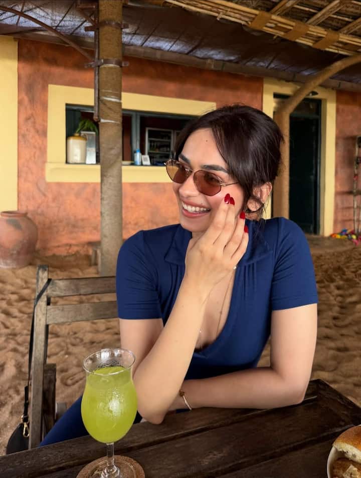స్నేహితులతో కలిసి మానుషీ చిల్లర్ హాలిడే ట్రిప్ కి వెళ్లారు. అక్కడ నుంచి పోస్ట్ చేసిన ఫోటోలు ఇవి. (Image Courtesy: manushi_chhillar / Instagram)