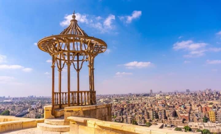 भले ही रुपया वहां करोड़ों में बदल जाए, लेकिन जीवन-यापन सस्ता नहीं है. एक कप कॉफी 1,00,000 रियाल तक की होती है.