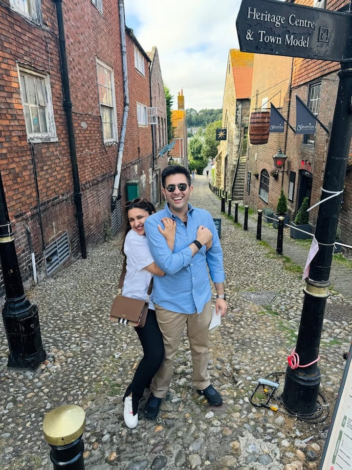 परिणीति के पोस्ट में ज्यादातर फोटोज विदेश की लग रही हैं. एक फोटो में वो राघव को पीछे से हग करती भी नजर आईं.