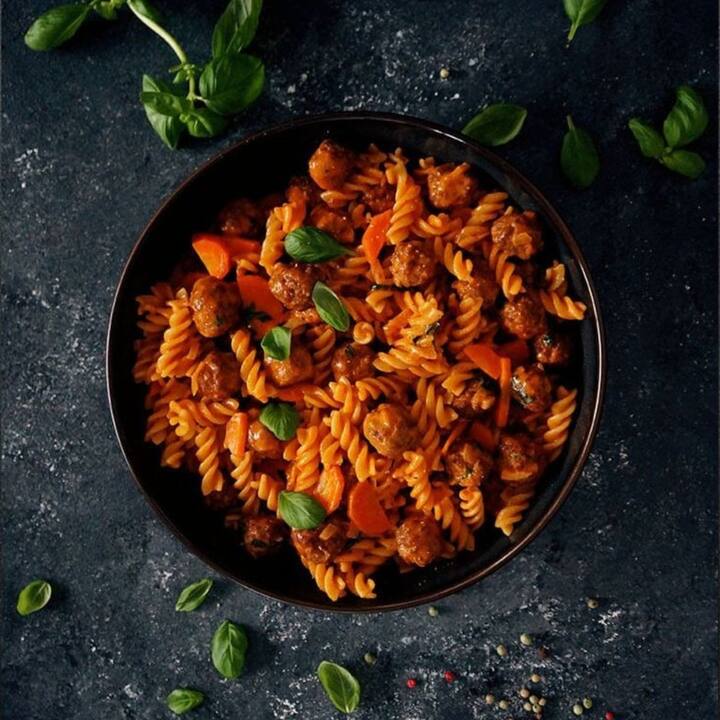 कोणी पास्तात भाज्या घालतो, तर कोणी त्यात अंडे किंवा चिकन मिसळून खातो. पास्ता कोणत्याही प्रकारे बनवला तरी तो खायला स्वादिष्ट वाटतो.