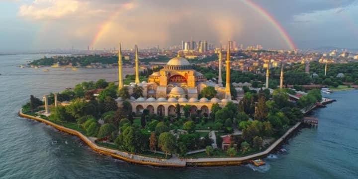 ईरान में कुछ यूनिवर्सिटीज जैसे University of Tehran, Sharif University of Technology और Amirkabir University अंतरराष्ट्रीय स्तर पर जानी जाती हैं. भारतीय छात्र यहां इंजीनियरिंग, साइंस, मेडिकल और आर्ट्स जैसे कोर्स किफायती फीस में कर सकते हैं.