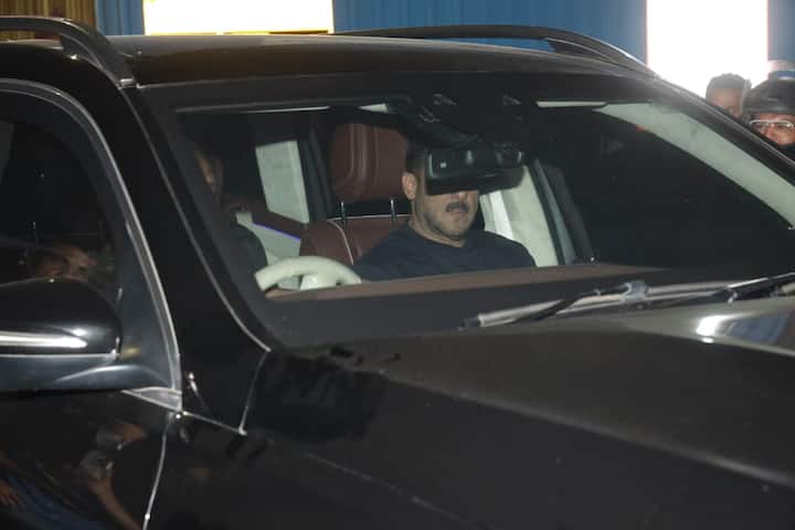 Salman Khan is said to be very close to Dharmendra. As soon as the news of the veteran actor's ill health came, Salman also reached the hospital.