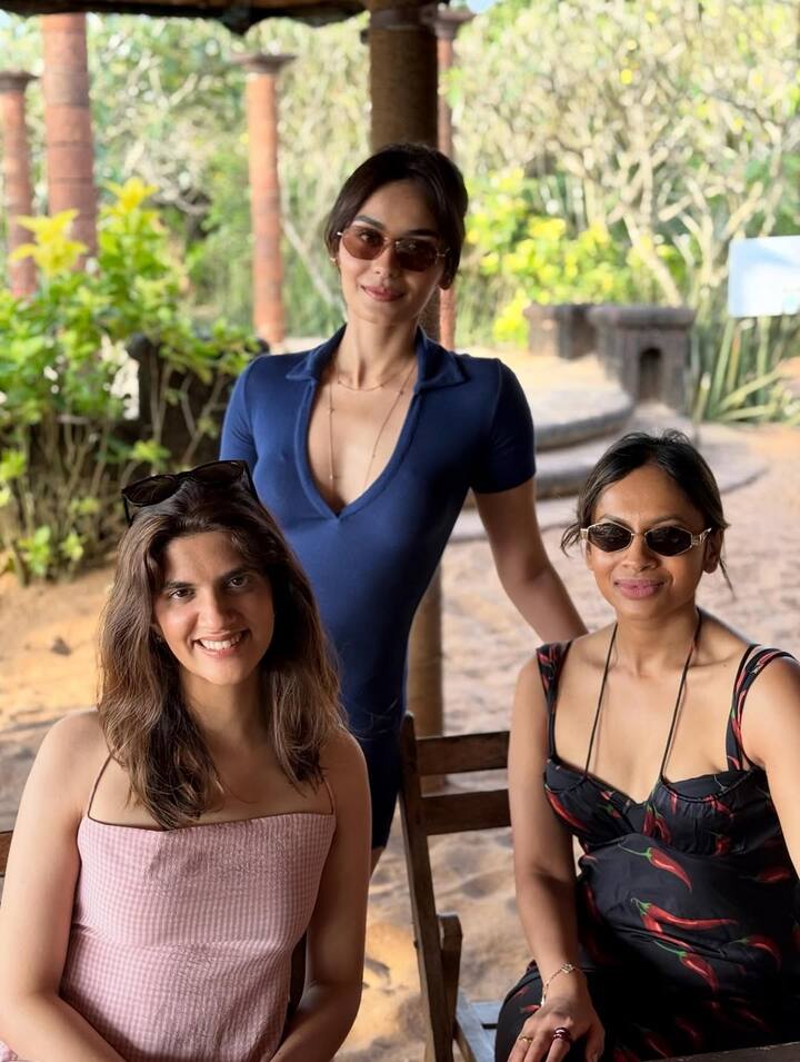 స్నేహితులతో మానుషీ చిల్లర్ (Image Courtesy: manushi_chhillar / Instagram)