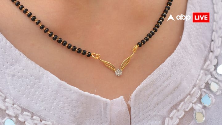 If the Mangalsutra breaks in the dream, it means that there may be a rift in your marital life. The relationship between husband and wife can become unstable and stressful.
