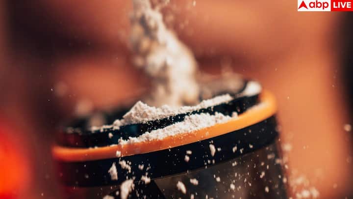 कुछ कंपनियां स्वाद बढ़ाने या पाउडर की शेल्फ लाइफ बढ़ाने के लिए हाइड्रोजनेटेड ऑयल मिलाती हैं. ये ऑयल शरीर में सूजन बढ़ाते हैं और दिल की बीमारियों का खतरा बढ़ाते हैं. खरीदने से पहले लेबल ध्यान से पढ़ें और अगर hydrogenated oil लिखा हो, तो उससे दूरी बनाएं.