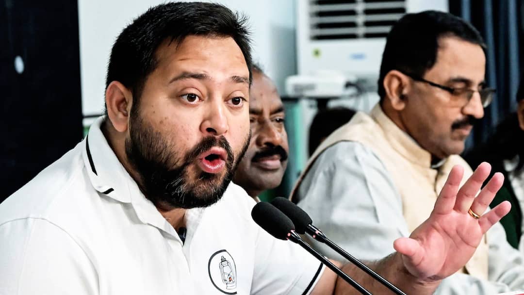 Tejashwi Yadav Prediction Amid Bihar Exit Poll Mahagathbandhan Will Win 160 Plus Seat Exit Poll: एग्जिट पोल के बीच तेजस्वी यादव की 'भविष्यवाणी', महागठबंधन कितनी सीटों पर जीतेगा?