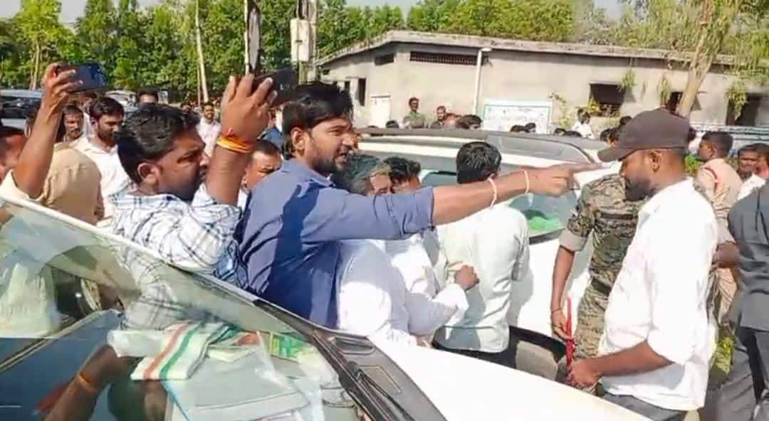 Adilabad News: ఆదిలాబాద్ జిల్లా బోథ్లో కళ్యాణ లక్ష్మి చెక్కుల పంపిణీలో రచ్చరచ్చ కొట్టకున్న బిఆర్ఎస్, కాంగ్రెస్ నేతలు