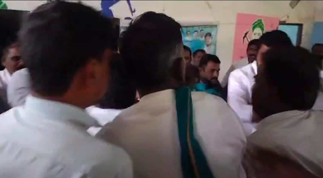 Adilabad News: ఆదిలాబాద్ జిల్లా బోథ్లో కళ్యాణ లక్ష్మి చెక్కుల పంపిణీలో రచ్చరచ్చ కొట్టకున్న బిఆర్ఎస్, కాంగ్రెస్ నేతలు