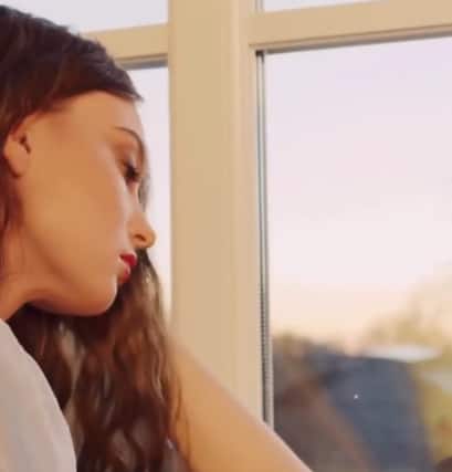 अशी स्थिती व्हिटॅमिन B12 च्या कमतरतेमुळे होऊ शकते. हे व्हिटॅमिन शरीरातील ऊर्जा, रक्तपेशी आणि मज्जासंस्था व्यवस्थित ठेवण्यासाठी आवश्यक असते.