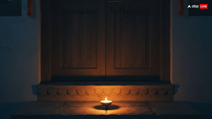 Lighting a lamp daily at the main entrance is very auspicious. It not only destroys the negative energy of that place but also increases positive vibrations. By lighting a lamp in the evening, Goddess Lakshmi resides in the house.