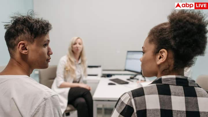 दूसरा टेस्ट है जेनेटिक कंपैटिबिलिटी टेस्ट. इससे पता चलता है कि कहीं दोनों पार्टनर्स के जीन में कोई ऐसी समस्या तो नहीं जो बच्चे को आनुवंशिक बीमारी दे सकती है. यह टेस्ट भविष्य में बच्चे की सेहत के लिए अहम है.