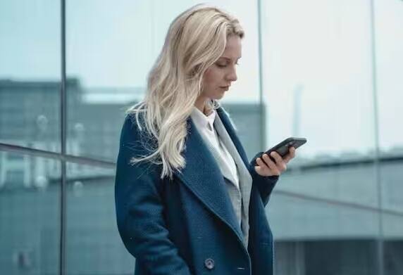 ઘણી એપ્સ ઇન્સ્ટોલ કરતી વખતે માઇક્રોફોન, કેમેરા અને લોકેશન પરવાનગીઓ માંગે છે. જો તમે પરમિશન આપો પર ક્લિક કરો છો તો આ એપ્સ બેકગ્રાઉન્ડમાં તમારા ફોનના સેન્સરમાંથી ડેટા એકત્રિત કરી શકે છે. જ્યારે તેઓ તમારી વાતચીત હંમેશા રેકોર્ડ કરતા નથી ત્યારે કેટલીક એપ્સ કીવર્ડ શોધવા માટે અથવા ચોક્કસ શબ્દો પકડવા માટે સક્રિય રહી શકે છે. આ જ કારણ છે કે ક્યારેક એવું લાગે છે કે ફોન સાંભળી રહ્યો છે.