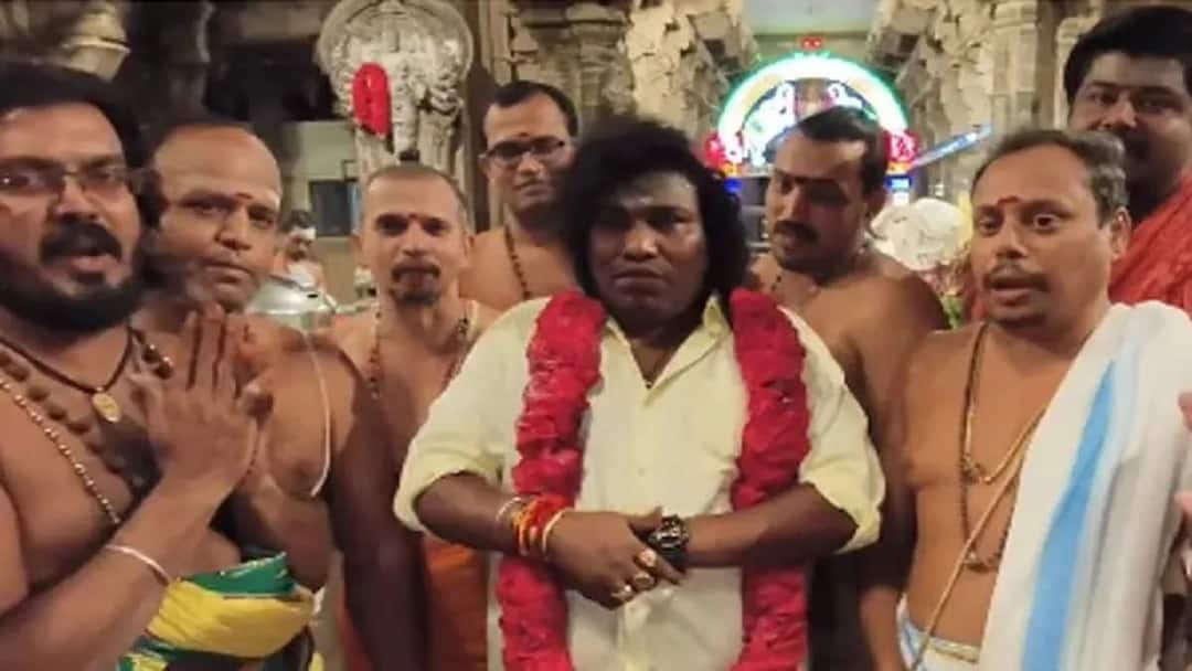 Actor Yogi Babu, who was worshipped by pulling a golden chariot: Do you know where tnn தங்கத்தேர் இழுத்து வழிபாடு செய்த நடிகர் யோகி பாபு: எங்கு தெரியுங்களா?